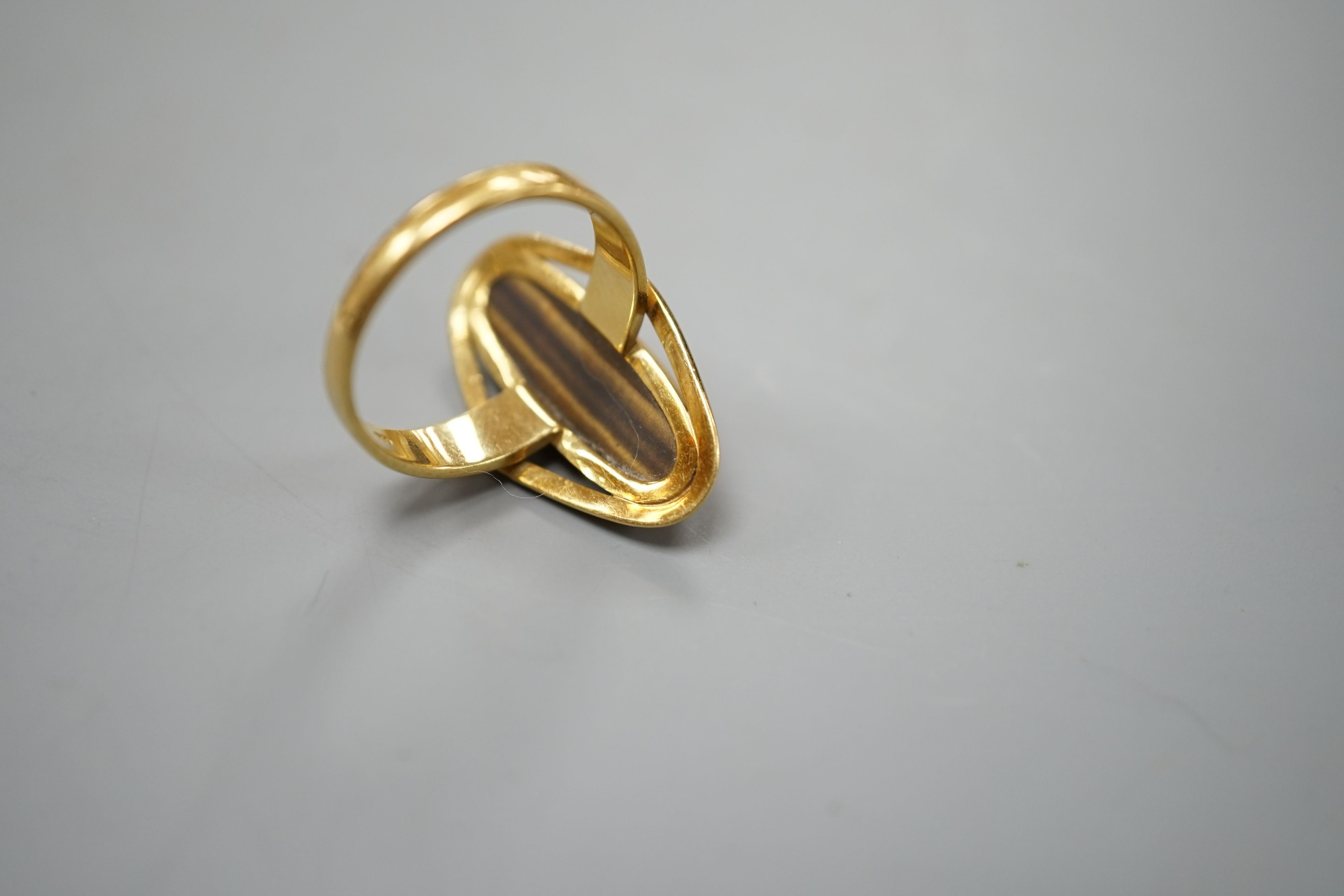 An 18ct gold and tiger's eye dress ring, size P, gross 6.2 grams